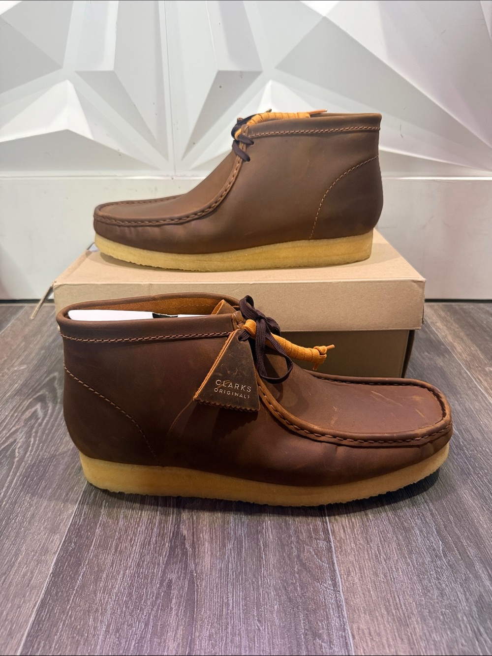 Clark’s Men’s Brown Wallabee Boot in brown beeswax • Sz 15